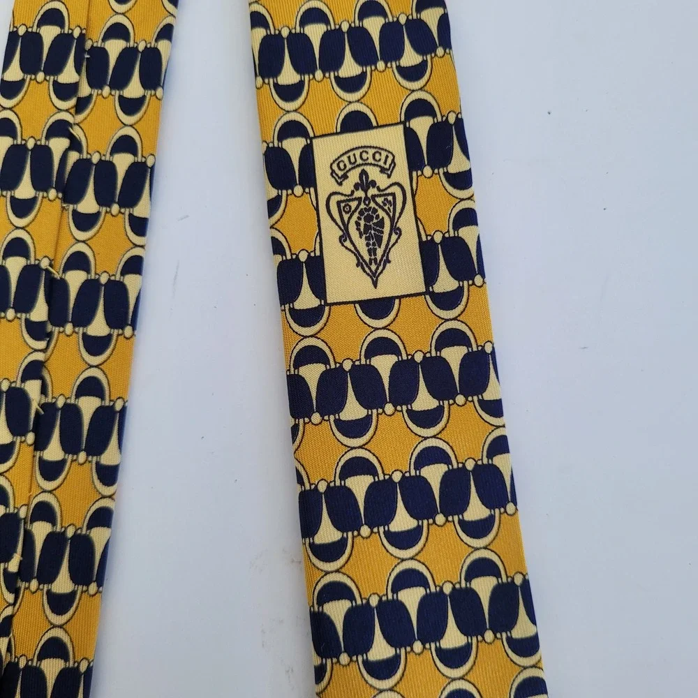 Gucci Mens Silk Tie Yellow Navy Blue Geometric Stirrup Horsebit Made in Italy